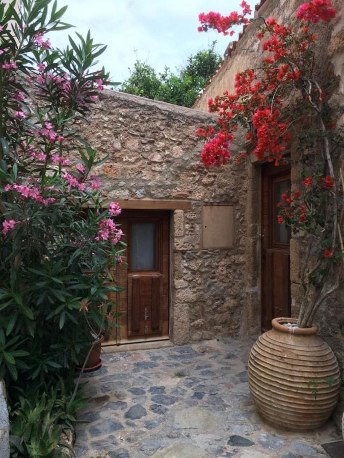 Athina Guesthouse Монемвазия Экстерьер фото
