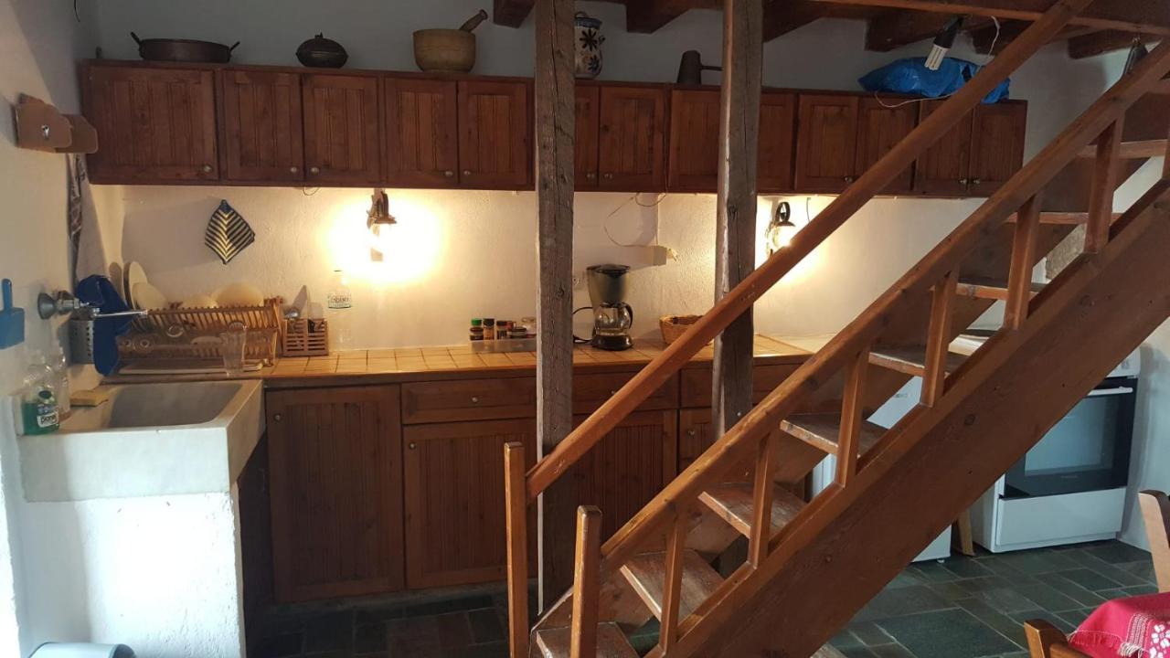 Athina Guesthouse Монемвазия Экстерьер фото