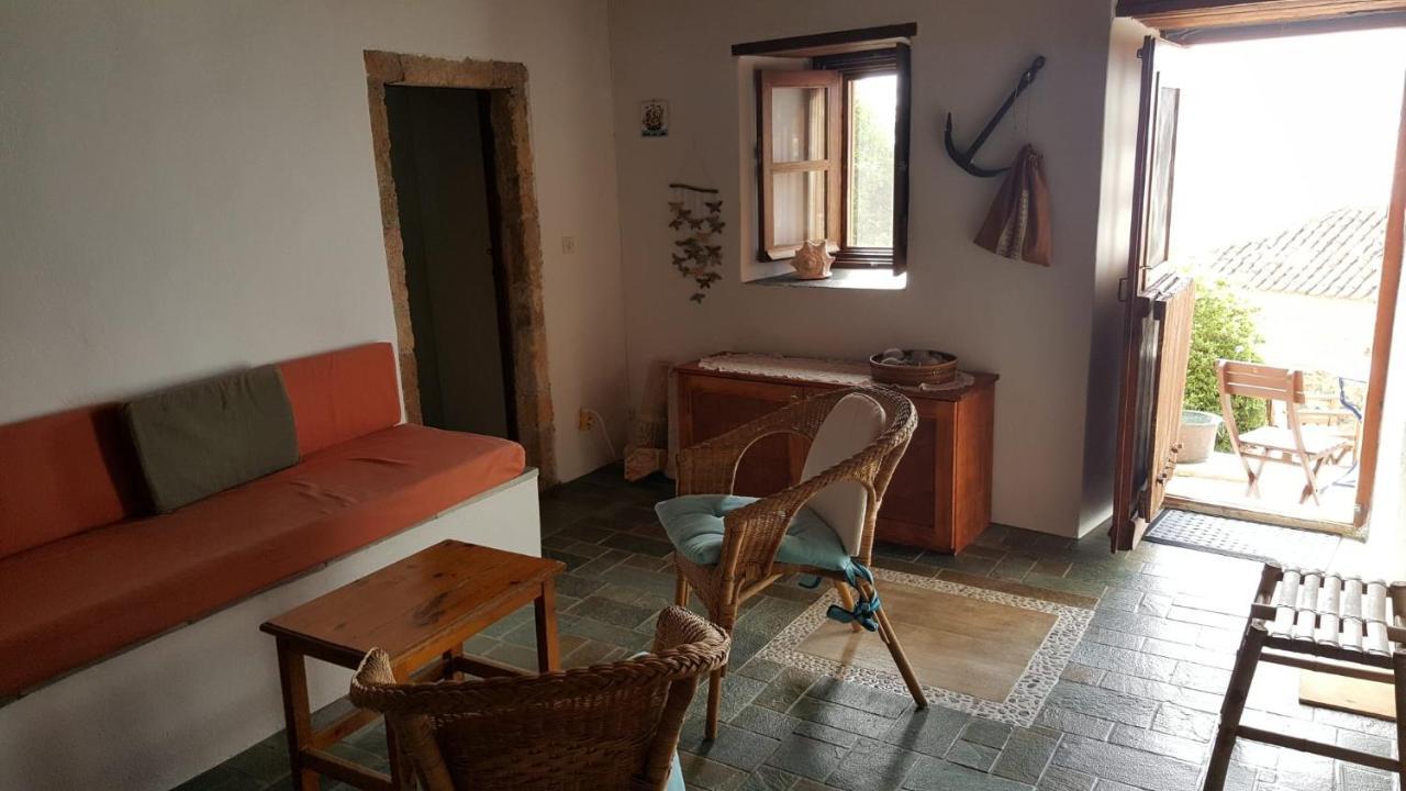 Athina Guesthouse Монемвазия Экстерьер фото